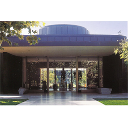 frount of the Norton Simon Museum